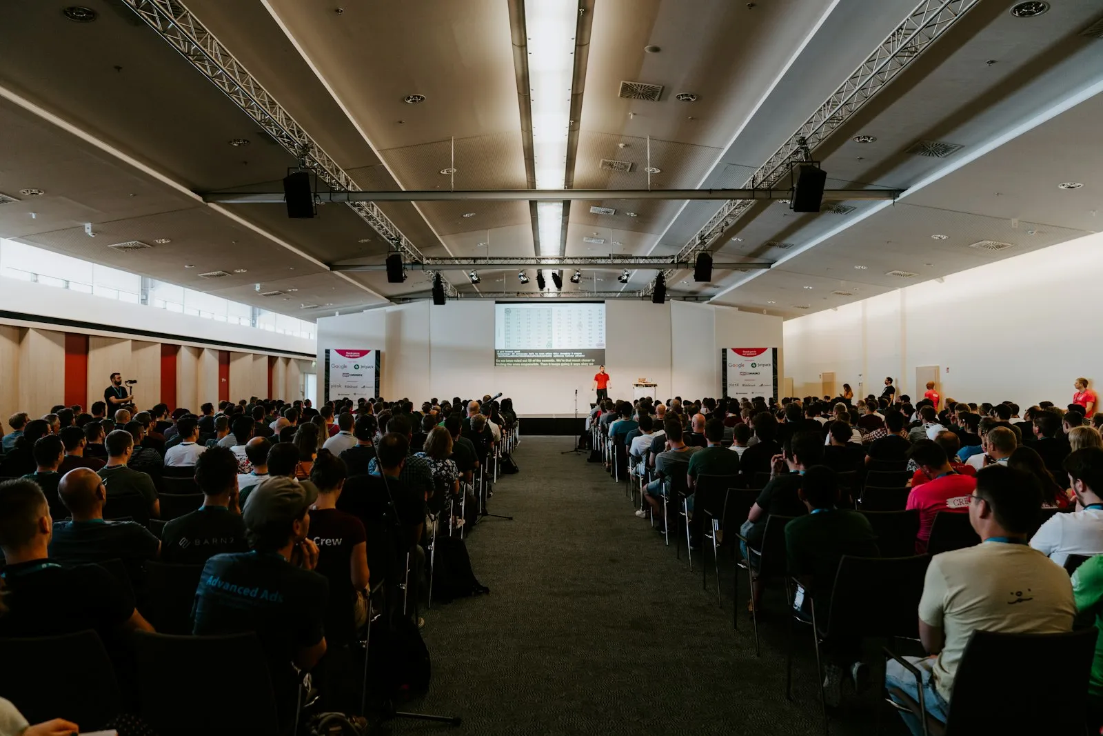 Partecipanti seduti in platea durante una conferenza aziendale
