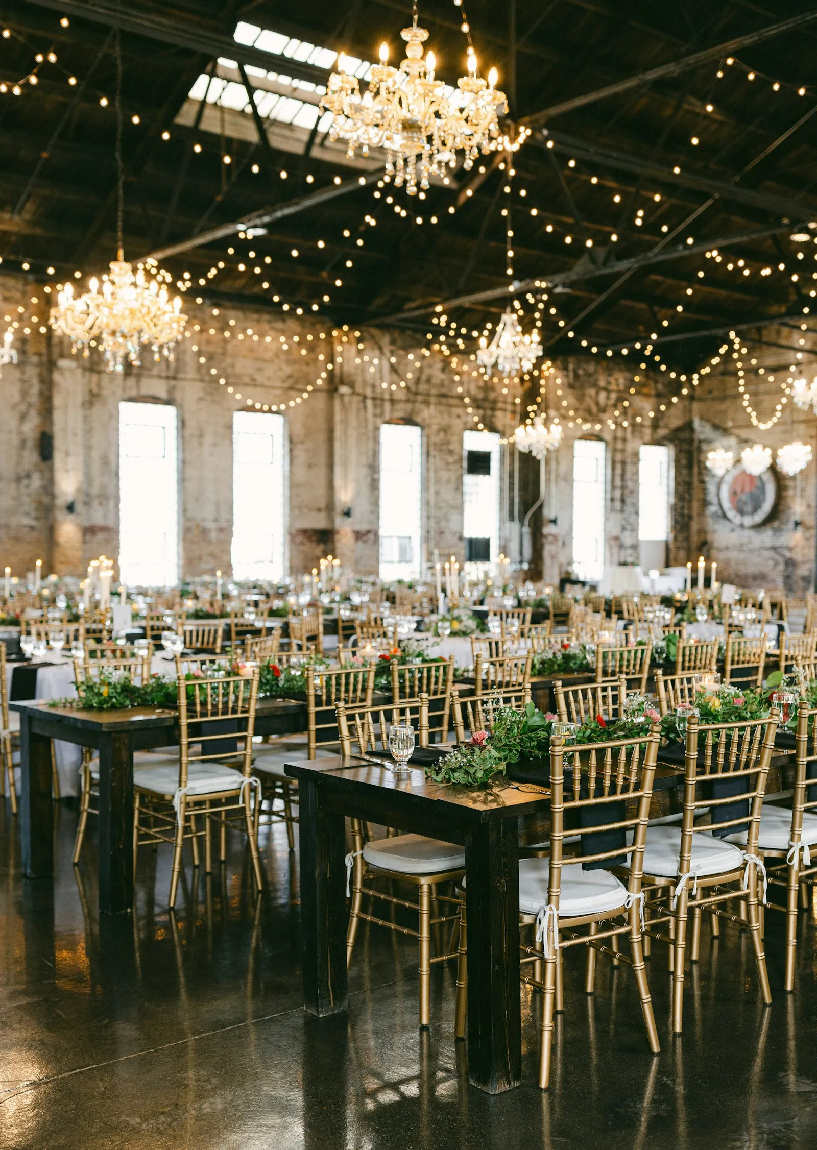 Sala ricevimento allestita per un matrimonio con lampadari e luci sospese