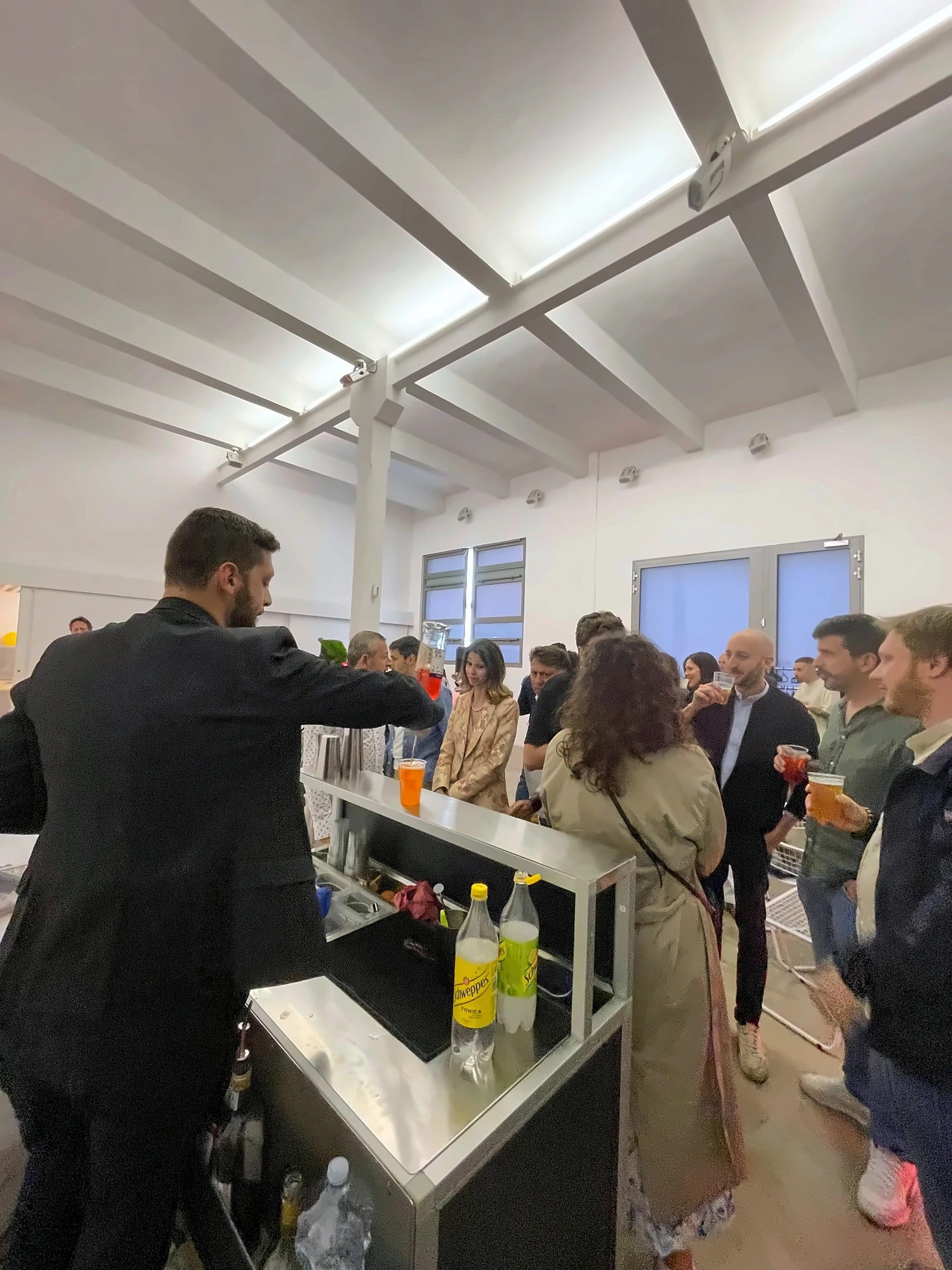 Bartender durante il servizio di bar catering a un evento privato a Milano